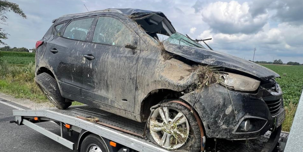 Wypadek w Mszczyczynie. Samochód kilkukrotnie dachował