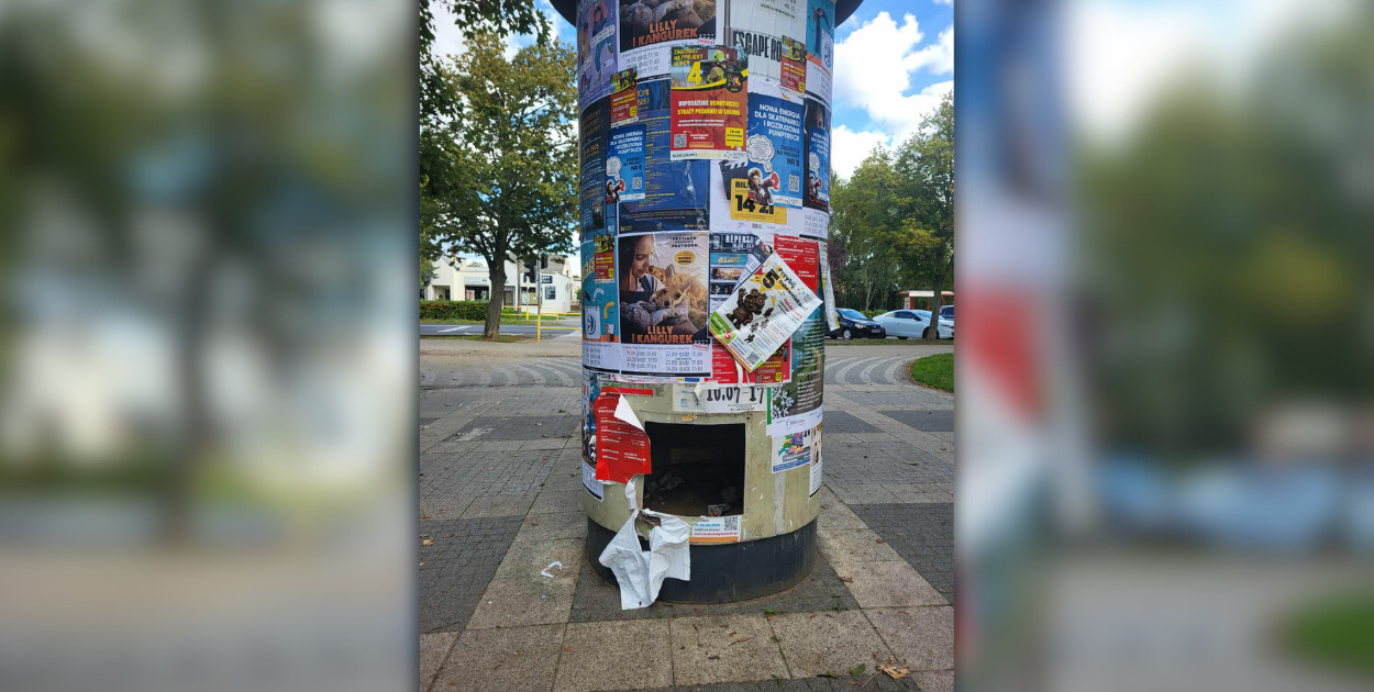 W słupie ogłoszeniowym wycięto dziurę.