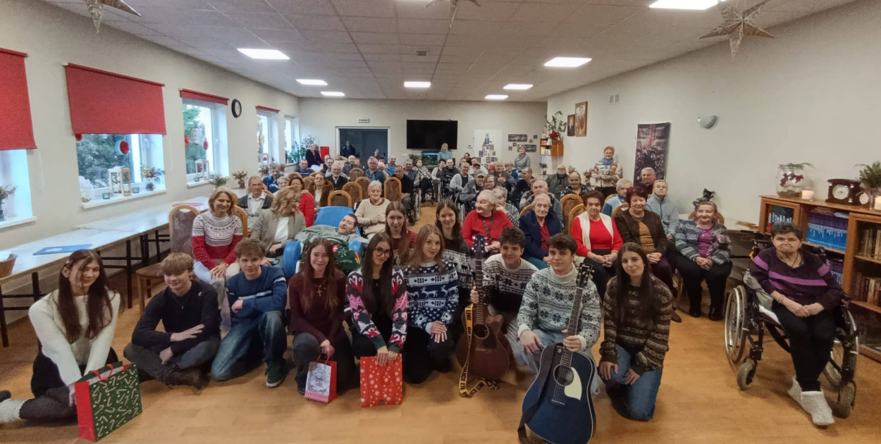 Czas, który jest prezentem. Uczniowie śremskiego LO z wizytą w DPS w Psarskim