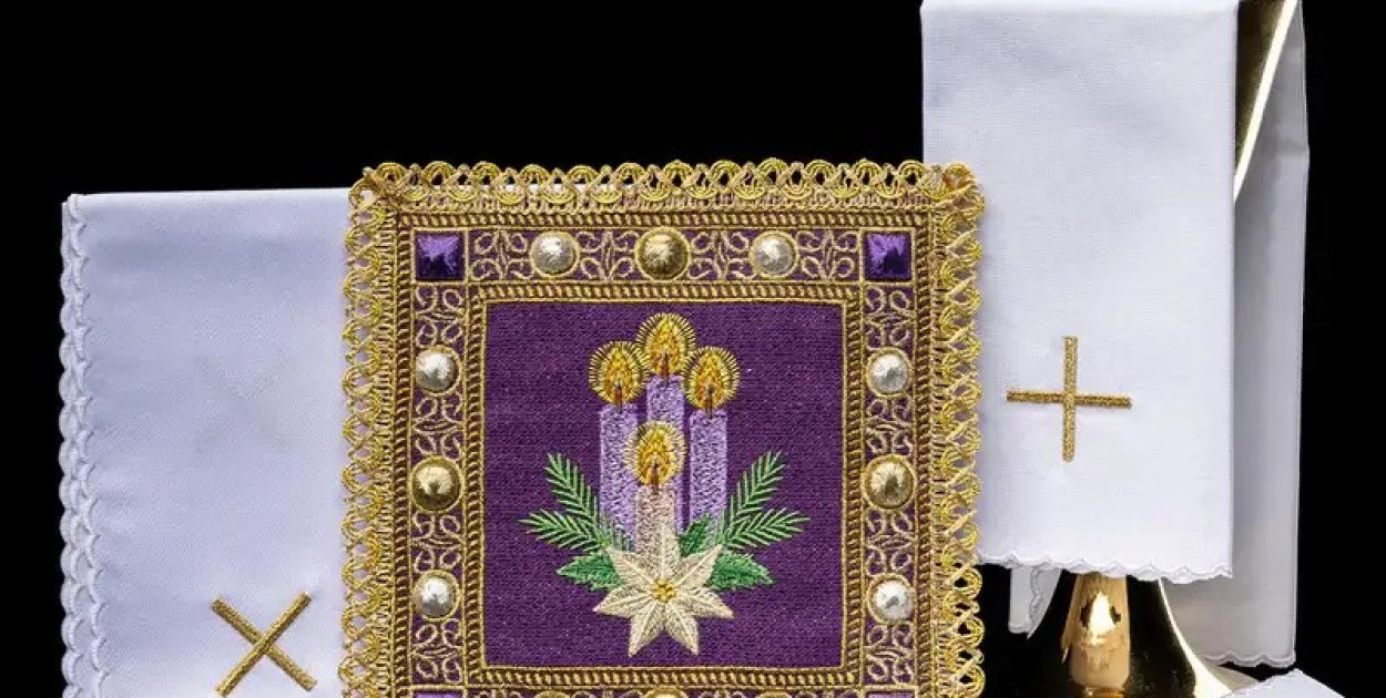Adwentowe Obrusy w Odcieniach Fioletu: Dekoracja Ołtarza na Czas Oczekiwania