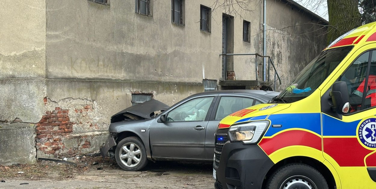 Fatalne warunki na drogach. Uwaga gołoledź . Strażacy w akcji