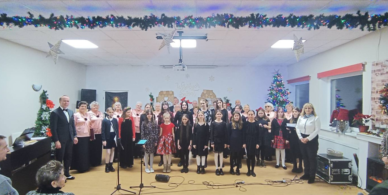 Od Moniuszko do uczniów z SP5. Dwa chóry pod jedną batutą w DPS Psarskie