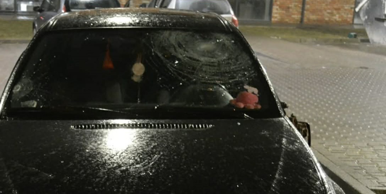 Agresja w Gostyniu. Ojciec i syn ruszyli z pięściami na BMW