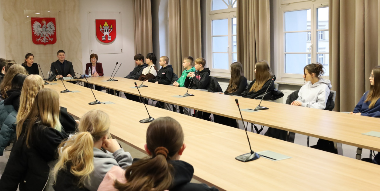 Zamiast w ławkach – w gabinecie burmistrza. Uczniowie z Dąbrowy na „żywej lekcji”