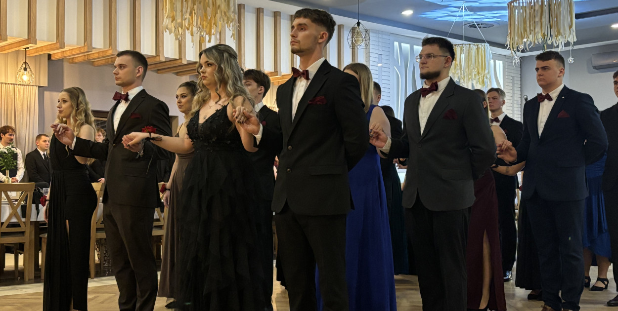 Maturzyści z ZSR Grzybno opanowali Żurawiec! Polonez na dwa składy