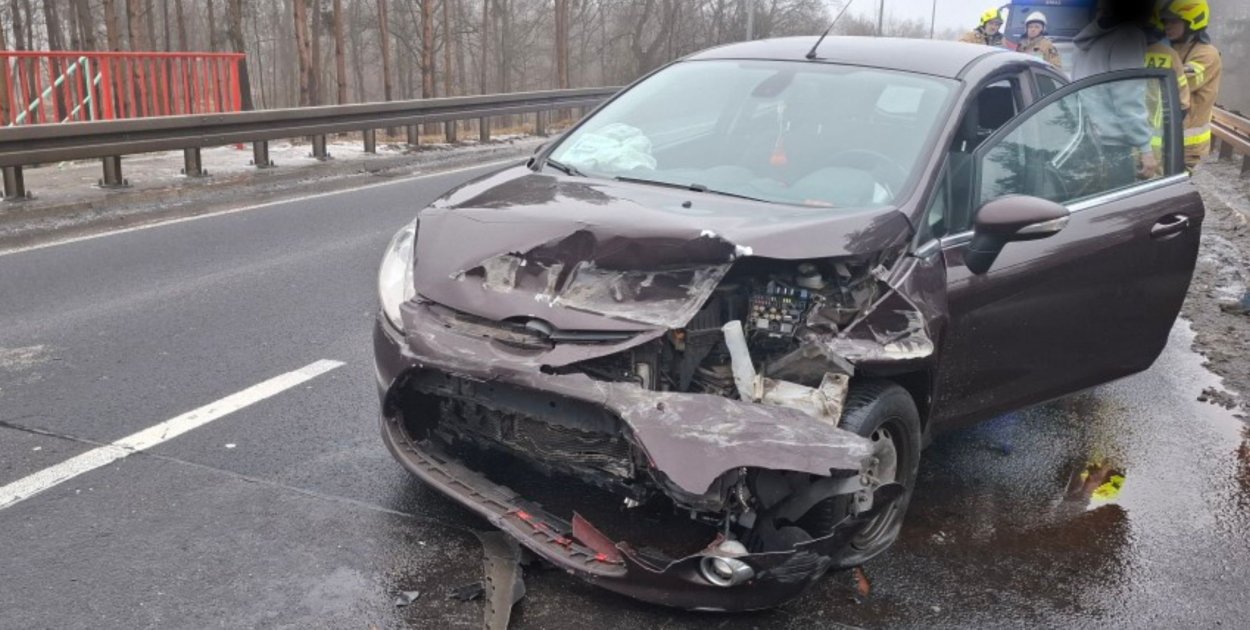 Obwodnica chwilowo zablokowana. Osobówka zjechała z drogi