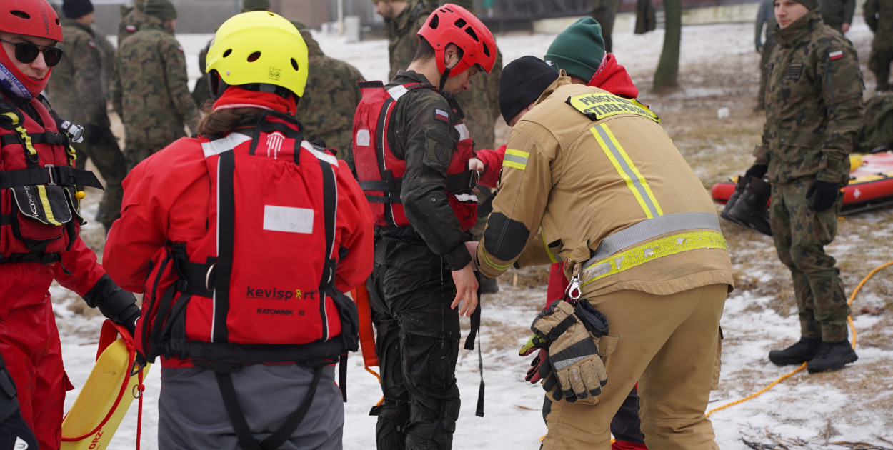 Wspólne szkolenie służb ratowniczych nad Jeziorem Grzymisławskim