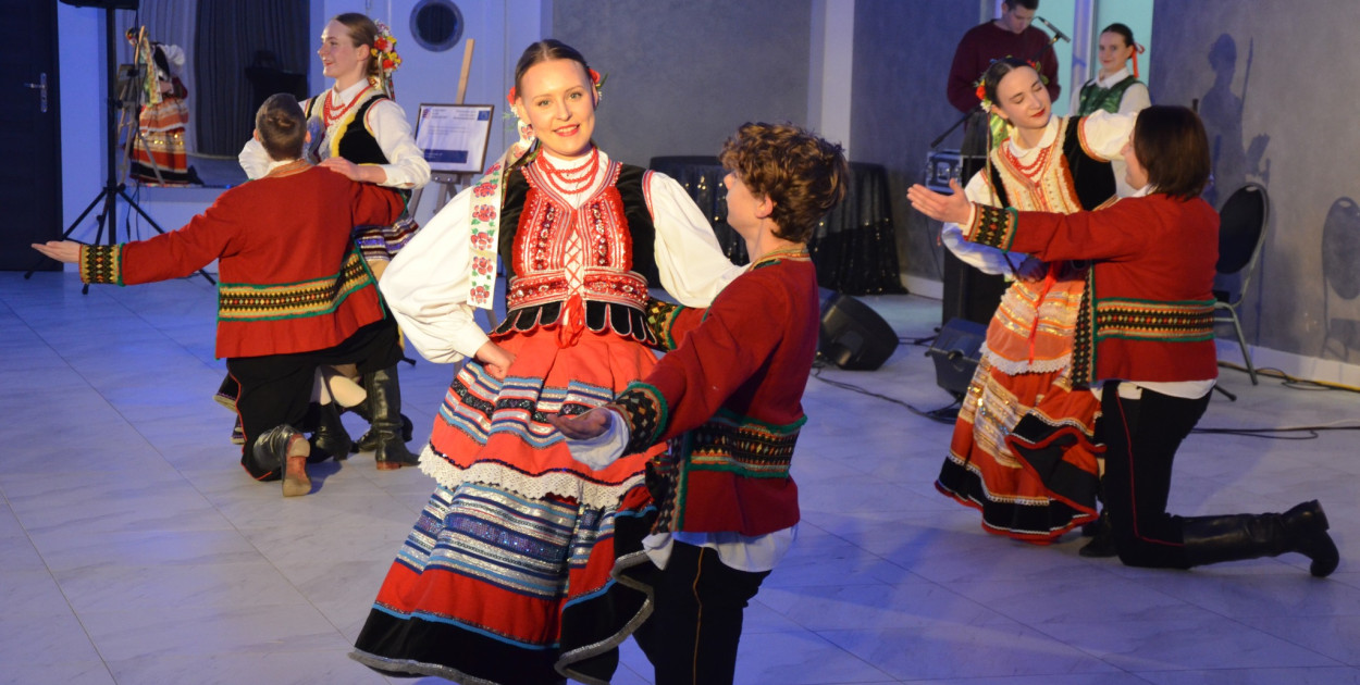 Folklorystyczna uczta w Mchach. „Poloneza czas zacząć” zachwycił publiczność!
