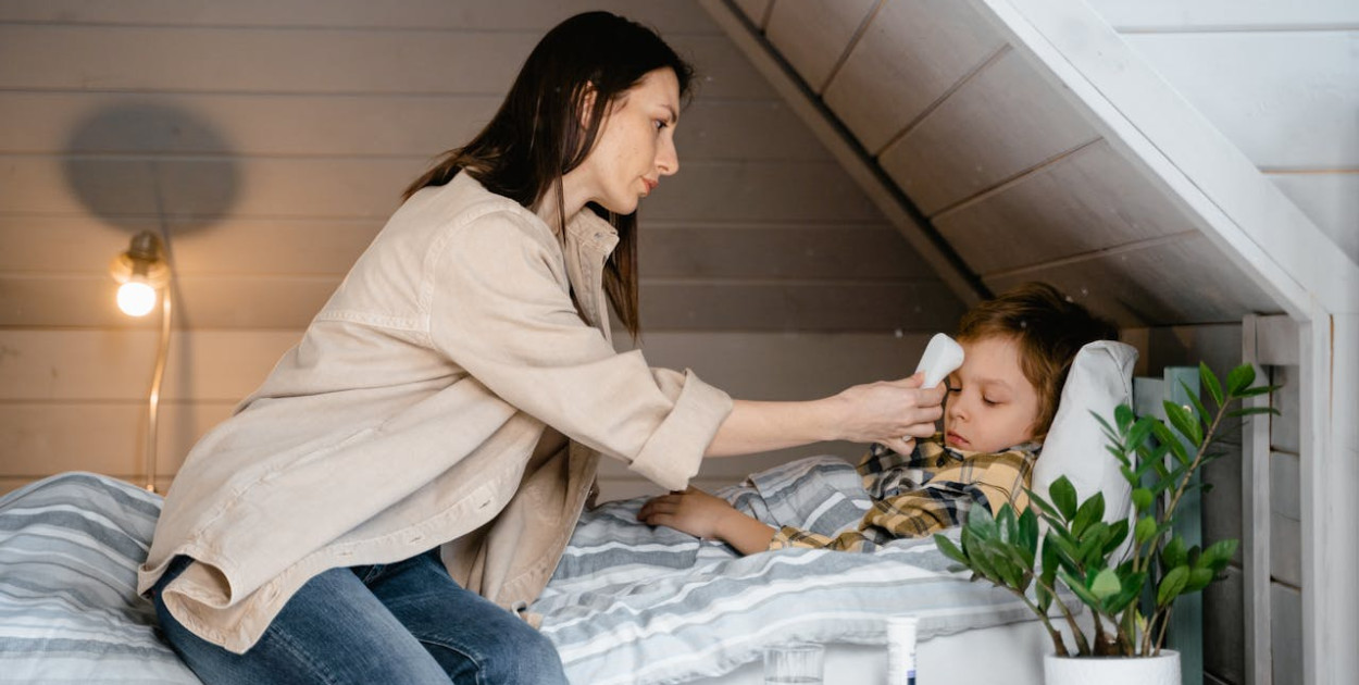 Termometry elektroniczne i bezdotykowe – który model wybrać do rodziny