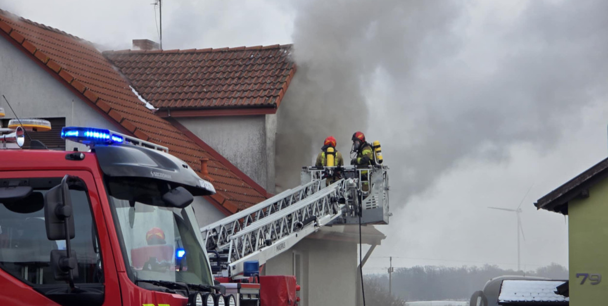 Pożar domu jednorodzinnego w Gostyniu - Walka strażaków trwała wiele godzin
