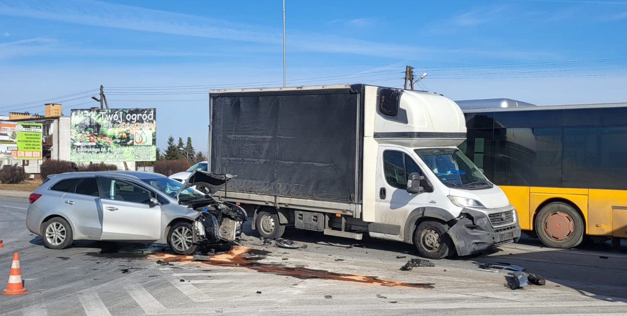 Kolizja na ulicy Sikorskiego! Trzy pojazdy uszkodzone, w tym miejski autobus