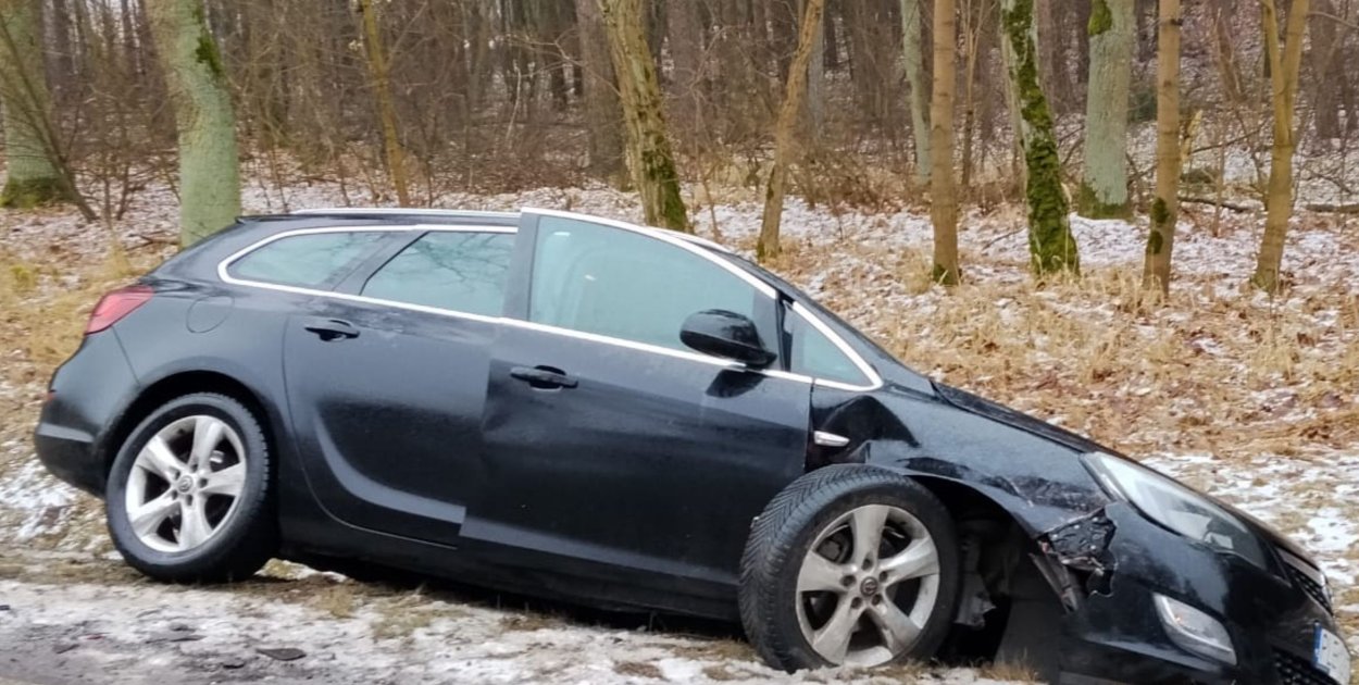 Niebezpieczne warunki na drogach – kolizja z udziałem trzech osobówek