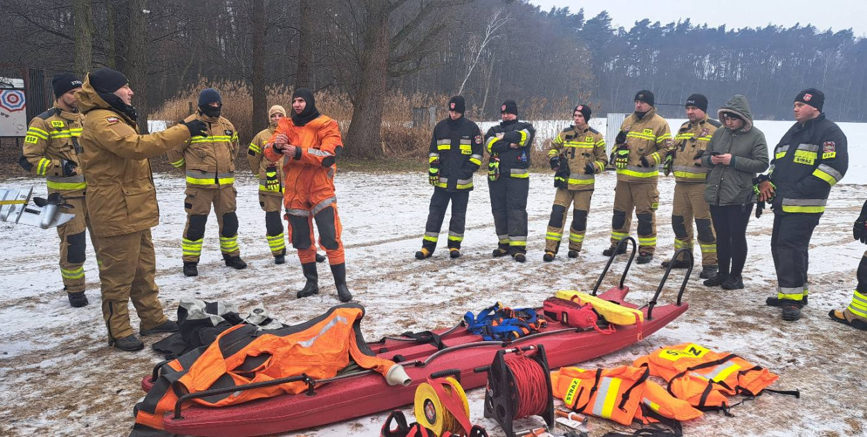 Trzy jednostki OSP w akcji na lodzie - Manewry na plaży w Jarosławkach