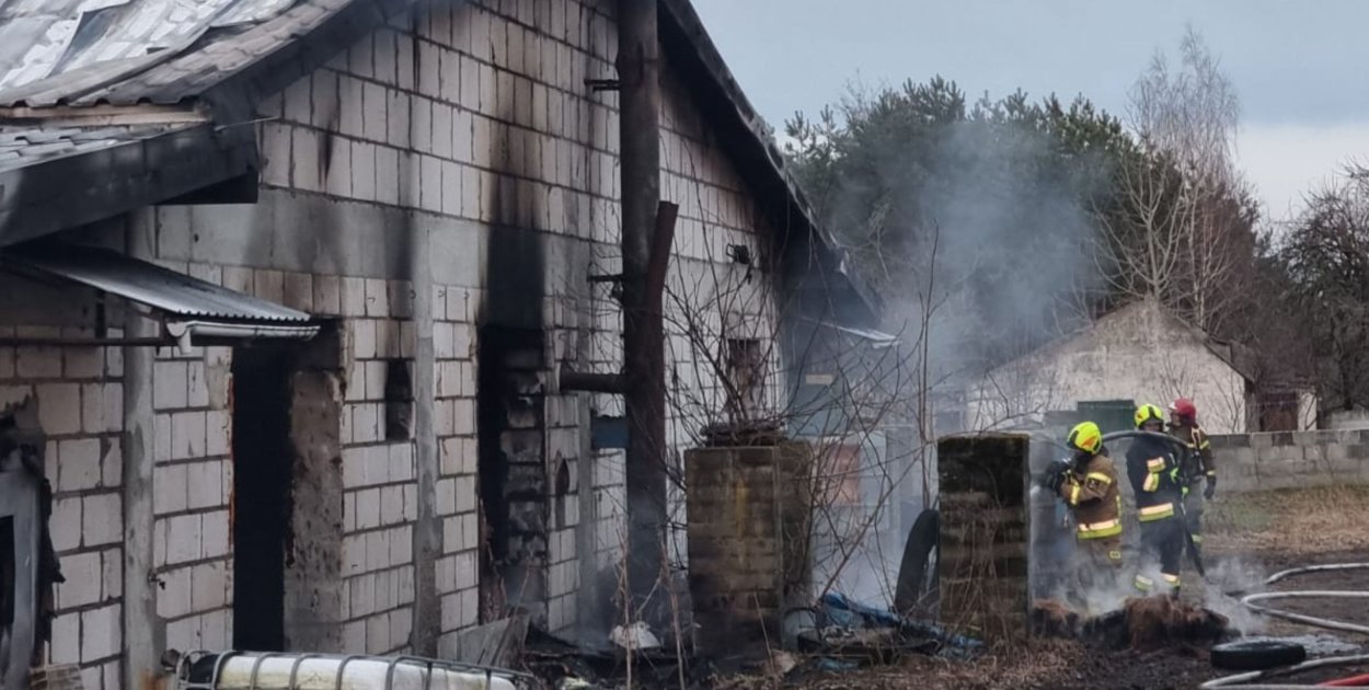 Pożar pieczarkarni w  gminie Dolsk – w akcji udział brało 13 zastępów straży