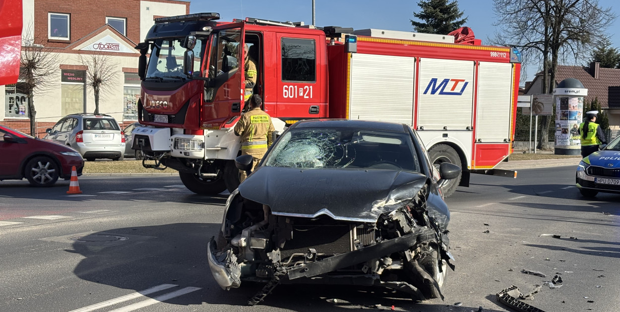 Zderzenie dwóch aut na skrzyżowaniu w Śremie. Są utrudnienia!