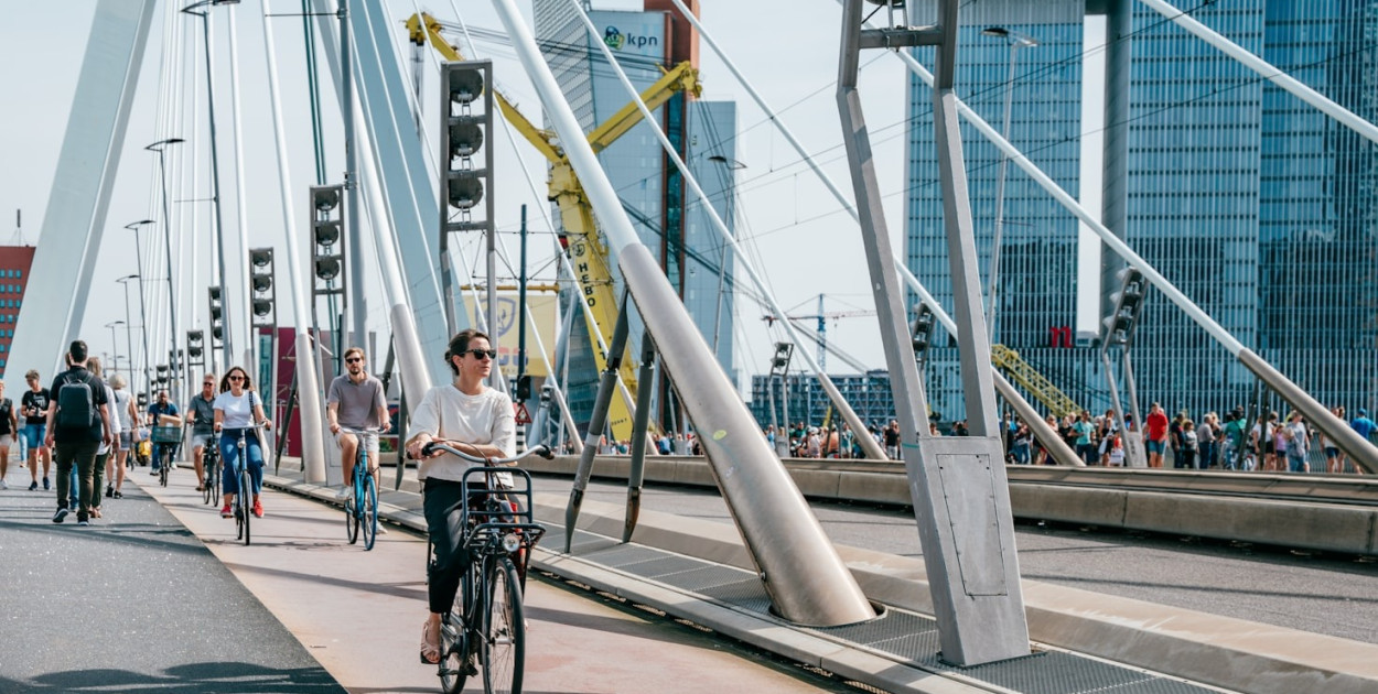 Stojaki rowerowe – mała infrastruktura, wielka zmiana w przestrzeni miejskiej