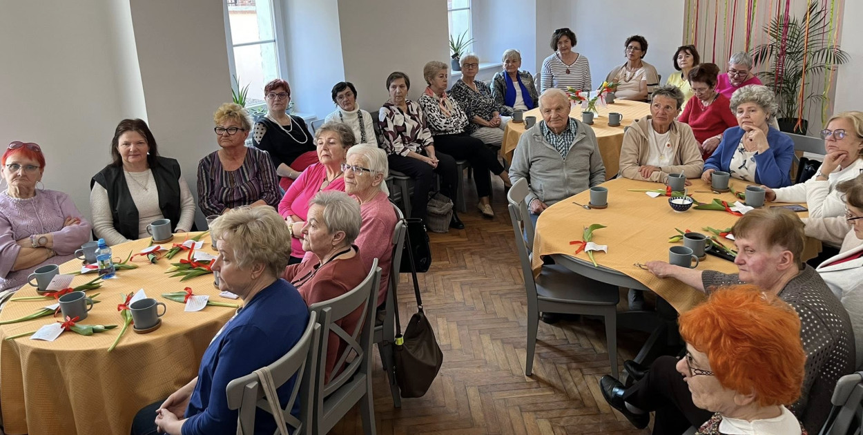 Ciche bohaterki i wielkie historie. Dzień Kobiet w klubie "Aktywny Senior"