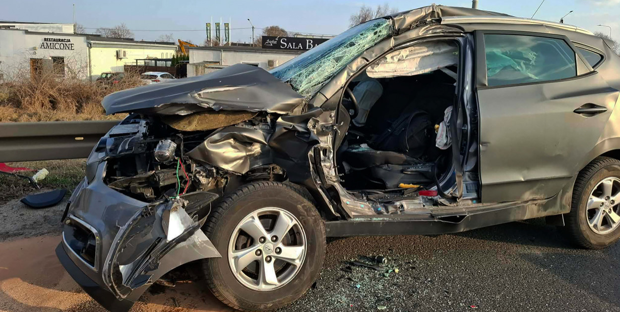 19-latka zakleszczona w samochodzie! Zderzenie osobówki z ciężarówką w Kościanie