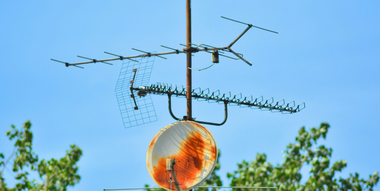 Montaż anteny na dachu pomoże Ci poprawić zasięg sieci komórkowej