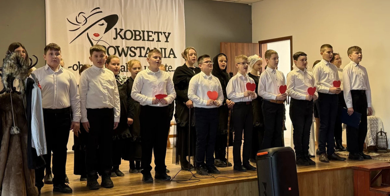 Oddano hołd cichym bohaterkom - Wieczór Patriotyczny w Chwałkowie Kościelnym