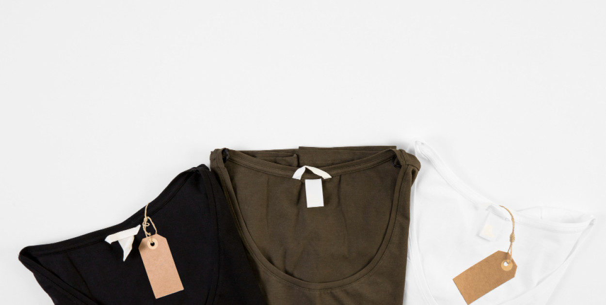 Metki wszywane, drukowane czy termotransferowe – którą opcję wybrać?