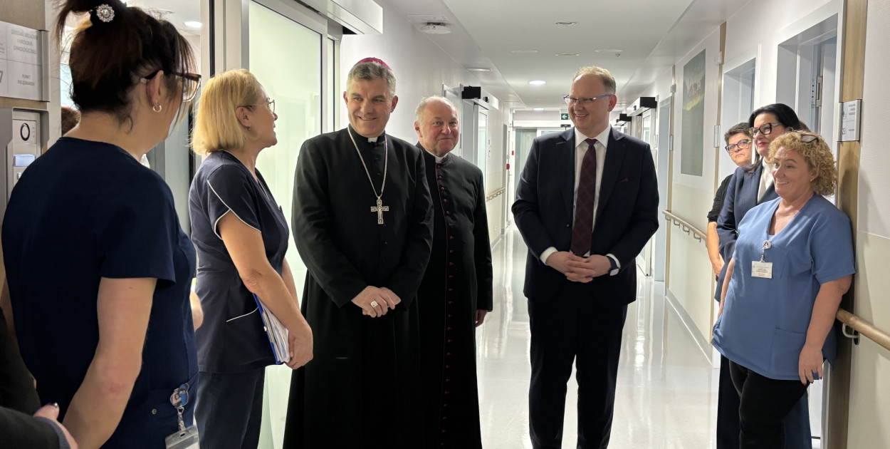 Wyjątkowa wizyta Arcybiskupa. 45-lecie kaplicy i poświęcenie Oddziału Urologii