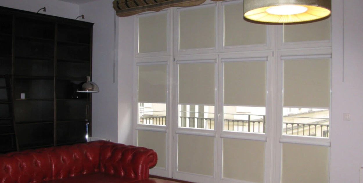 Rolety regulujące dostęp światła w pomieszczeniach