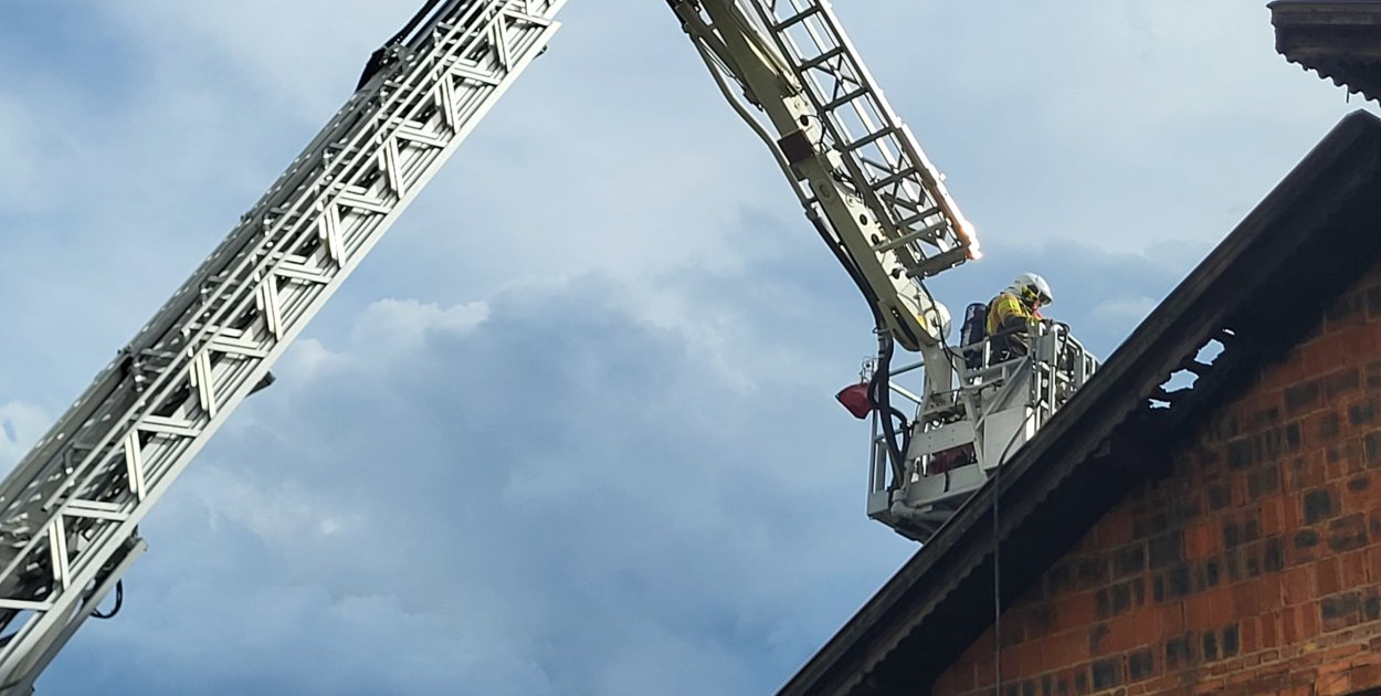 Pożar dachu domu w Pyszącej szybko opanowany przez strażaków