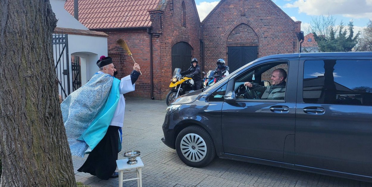 Tradycyjne święcenie pojazdów - "Autosacrum" 2026 pod śremską Farą