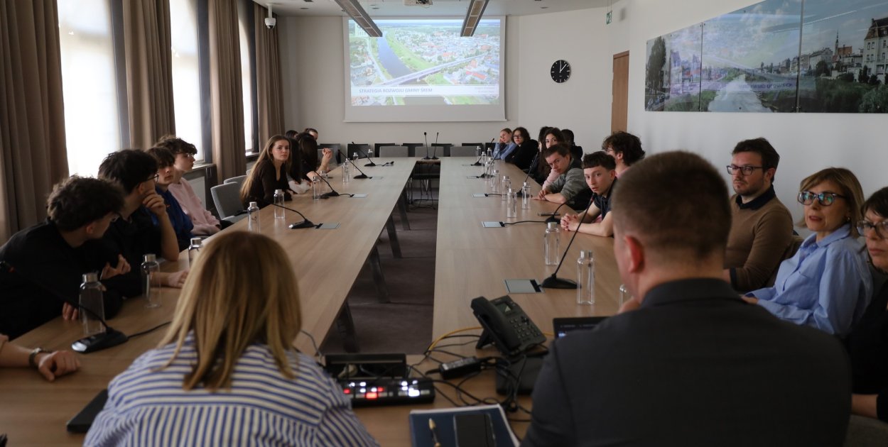 Francuska młodzież z wizytą w śremskim ratuszu - Międzynarodowa wymiana w liceum