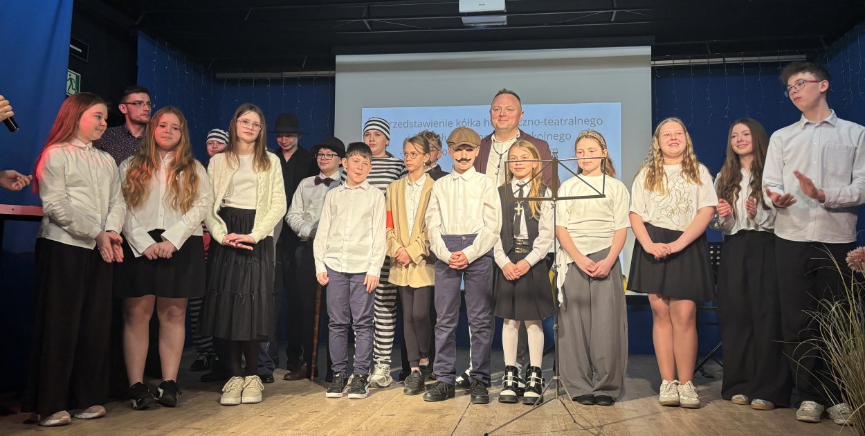 Seniorzy na żywej lekcji historii! Spektakl "Katyń" w wykonaniu uczniów Bodzyniewa