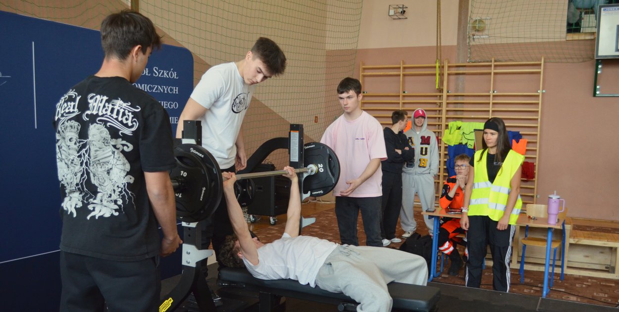 Siła i wielkie serca w Ekonomie! Relacja z Zawodów Wyciskania Sztangi Leżąc