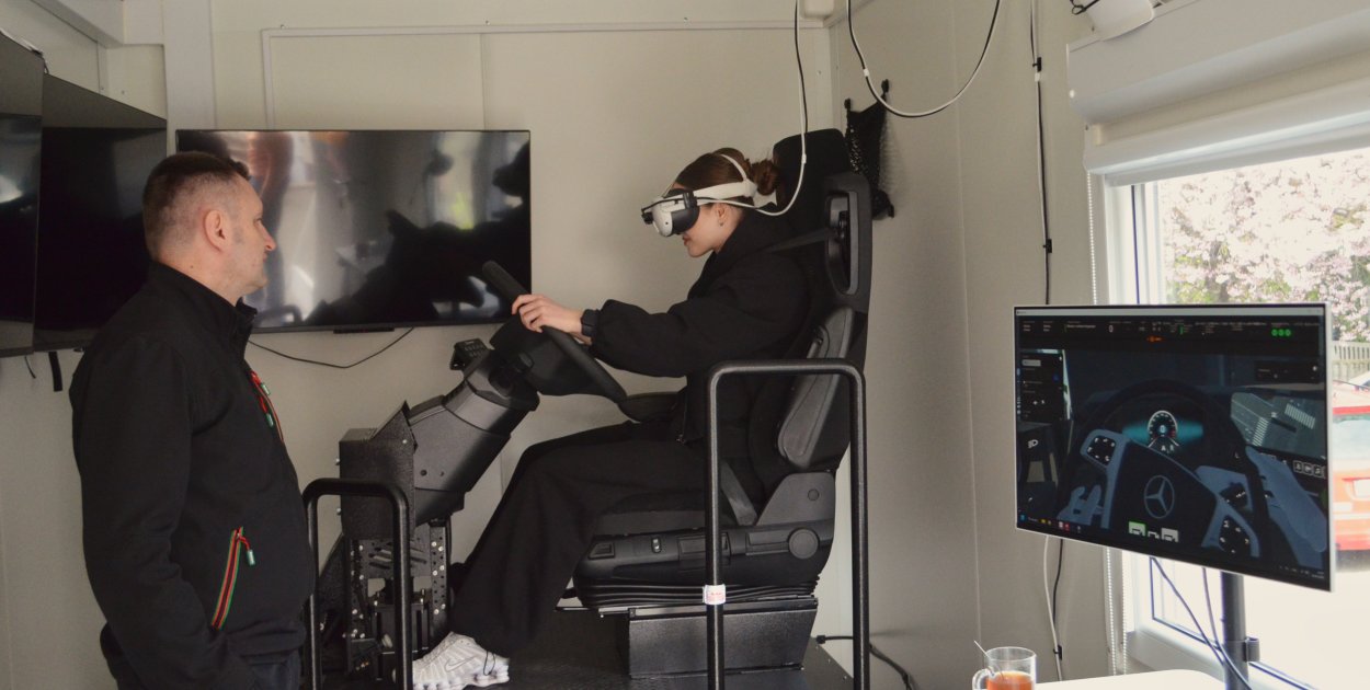 Jechali wirtualną ciężarówką! Uczniowie Ekonoma testują VR Truck Simulator