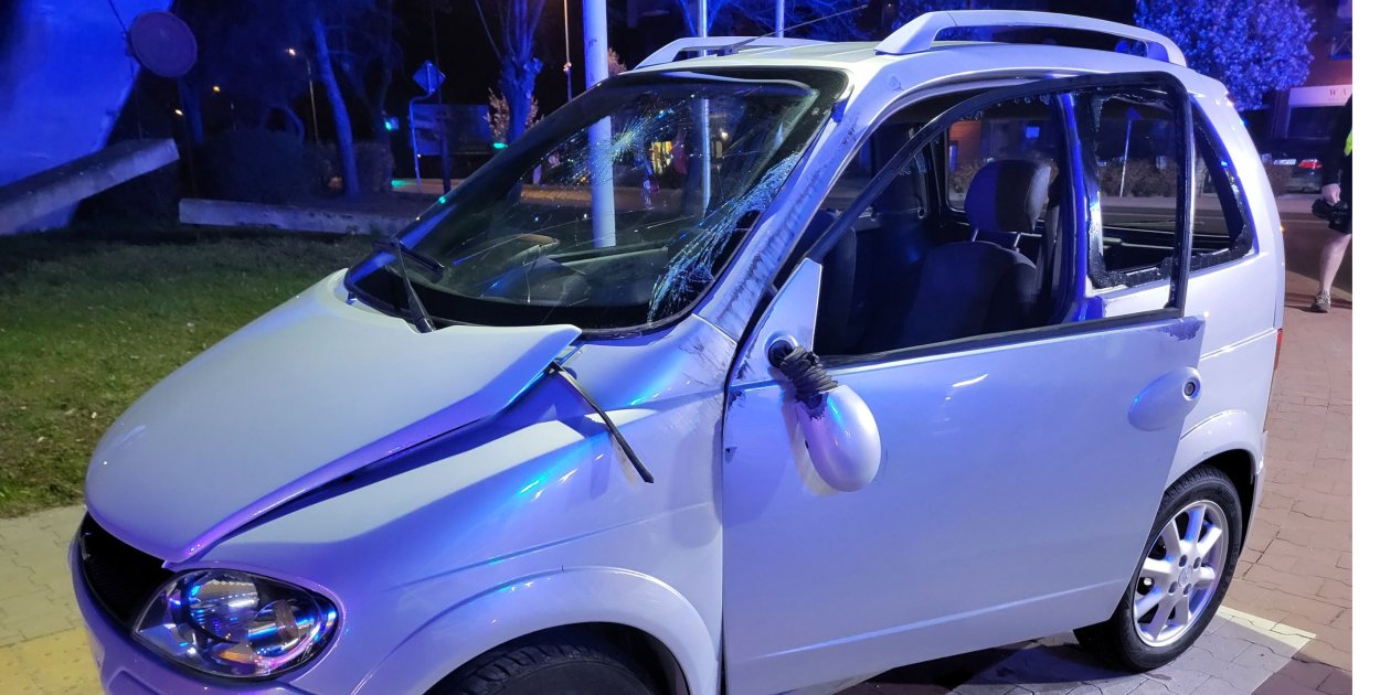 Nietypowy wypadek przy dworcu PKS – przez pasażera samochód przewrócił się na bok