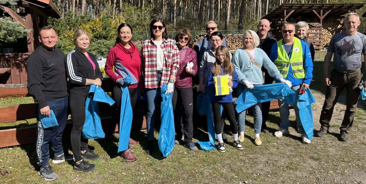 Sprzątanie lasu z KGW Jaszkowianki! Wstydliwe znaleziska w lesie